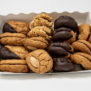 Haselnussgebäck von Konditorei Jindrak – feines Teegebäck mit Ribiselmarmelade und Schokolade