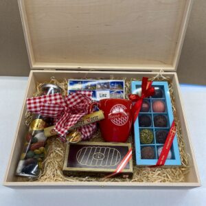 Holzkisterl-Gruß aus Linz mit Linzer Törtchen, Stollen, Trüffeln, Donaukieseln und Ansichtskarte – Geschenkbox von Konditorei Jindrak