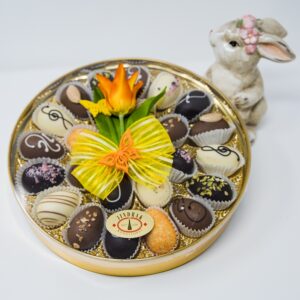 25-piece round tin filled with eggs